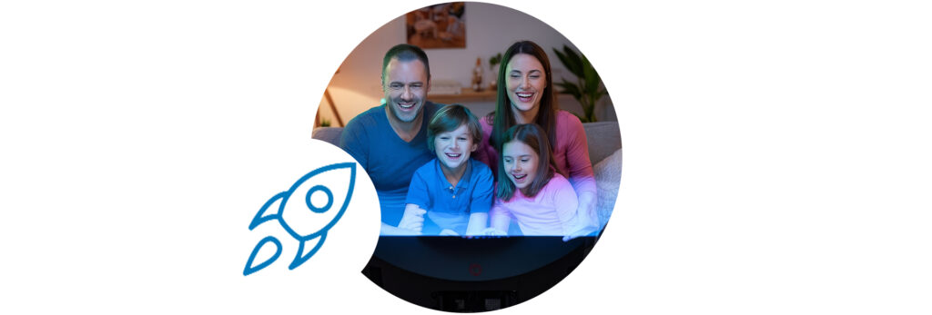Família sentada na sala assistindo conteúdos de streaming com a internet da Norteline